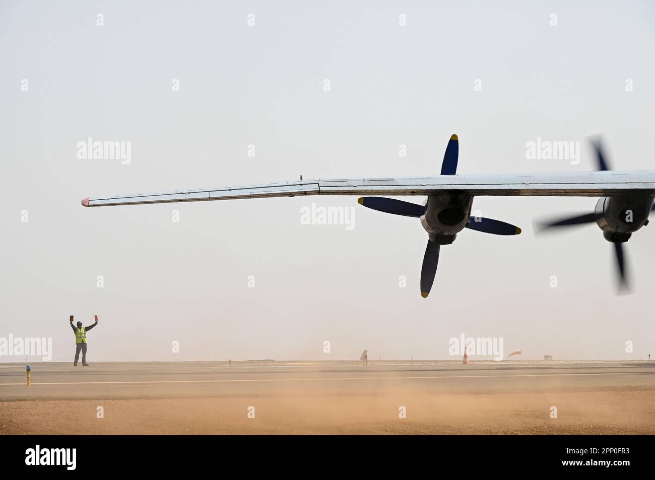 MALI, Gao, Mission de maintien de la paix des Nations Unies, Camp Castor, bundeswehr armée allemande, aéroport Gao, ascenseur aérien, atterrissage d'un avion de transport de troupes Banque D'Images