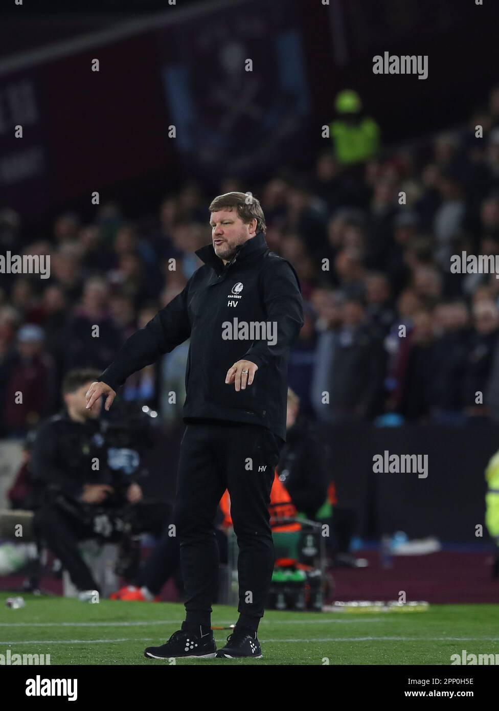 Stratford, Londres, Royaume-Uni. 20th avril 2023. Hein Vanhaezebrouck, responsable de KAA Gent, sur le réseau de communication lors du match final de l'UEFA Europa Conference League Quarter entre West Ham United et KAA Genk au London Stadium, Stratford, le jeudi 20th avril 2023. (Photo : Tom West | MI News) Credit: MI News & Sport /Alay Live News Banque D'Images