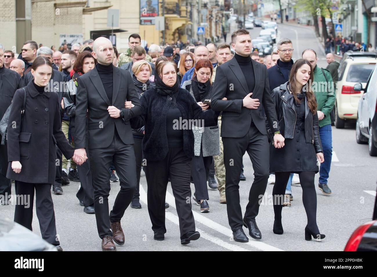 KIEV, UKRAINE - 21 AVRIL 2023 - les parents de l'ex-député Oleh Barna, 56 ans, sont photographiés lors d'un service commémoratif pour le défunt politicien et son commandement Banque D'Images