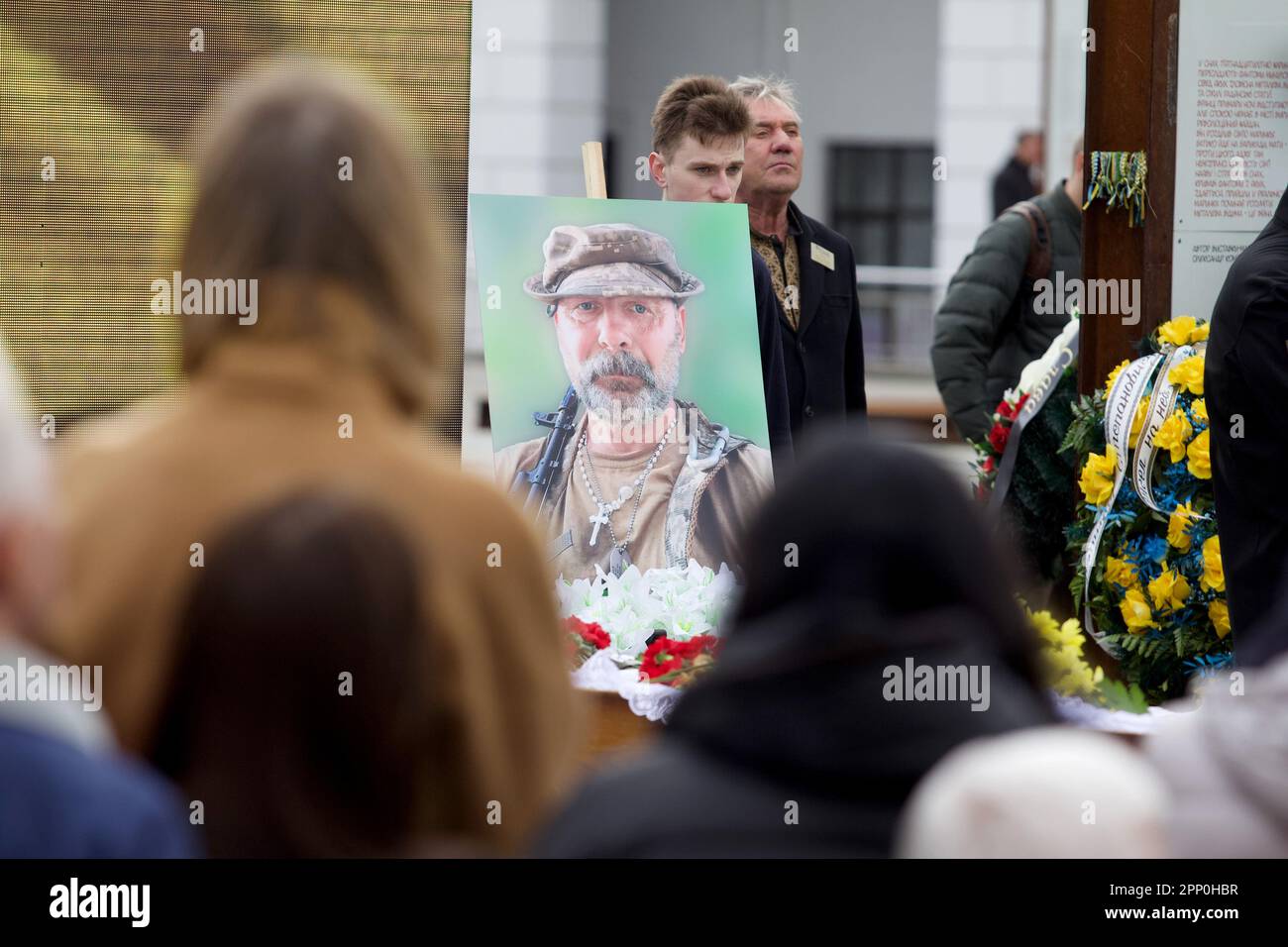 KIEV, UKRAINE - 21 AVRIL 2023 - le portrait de l'ex-député Oleh Barna, 56 ans, est photographié lors d'un service commémoratif pour le politicien péri et sa virgule Banque D'Images