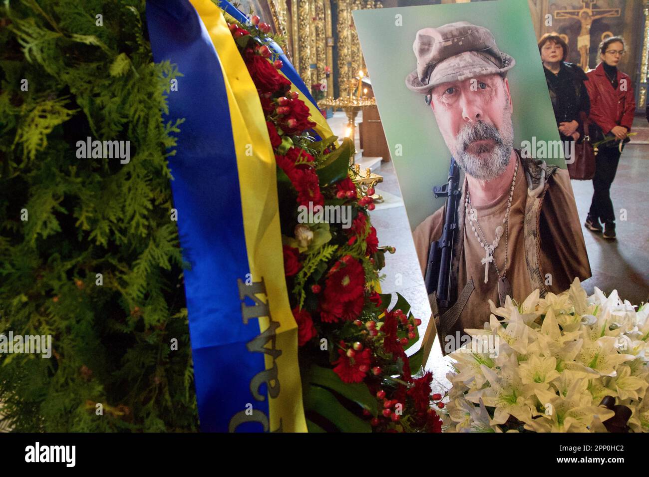 KIEV, UKRAINE - 21 AVRIL 2023 - le portrait de l'ex-député Oleh Barna, 56 ans, est photographié lors d'un service commémoratif pour le politicien péri et sa virgule Banque D'Images