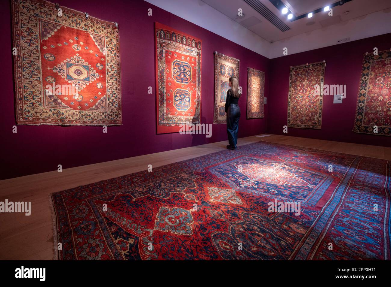 Christie's, Londres, Royaume-Uni. 21st avril 2023. La vente aux enchères de  l'art des mondes islamique et indien, y compris les tapis et tapis  orientaux, a lieu le 27 avril. Les points forts