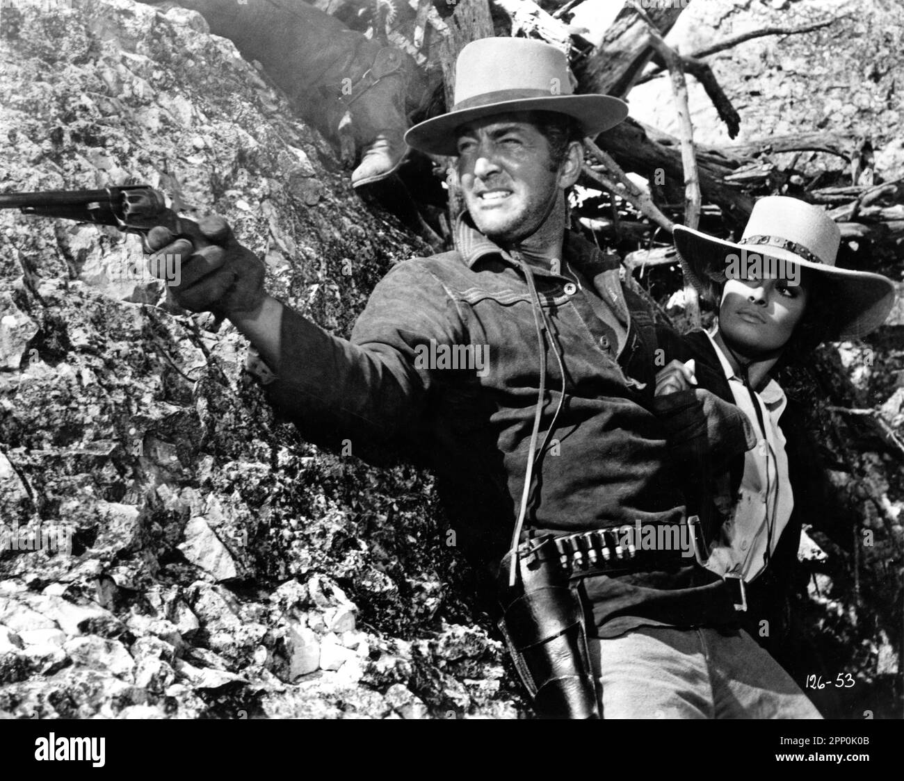 DEAN MARTIN et RAQUEL WELCH à BANDOLERO ! 1968 réalisateur ANDREW V. McLAGLEN musique Jerry Goldsmith XXème siècle Fox Banque D'Images