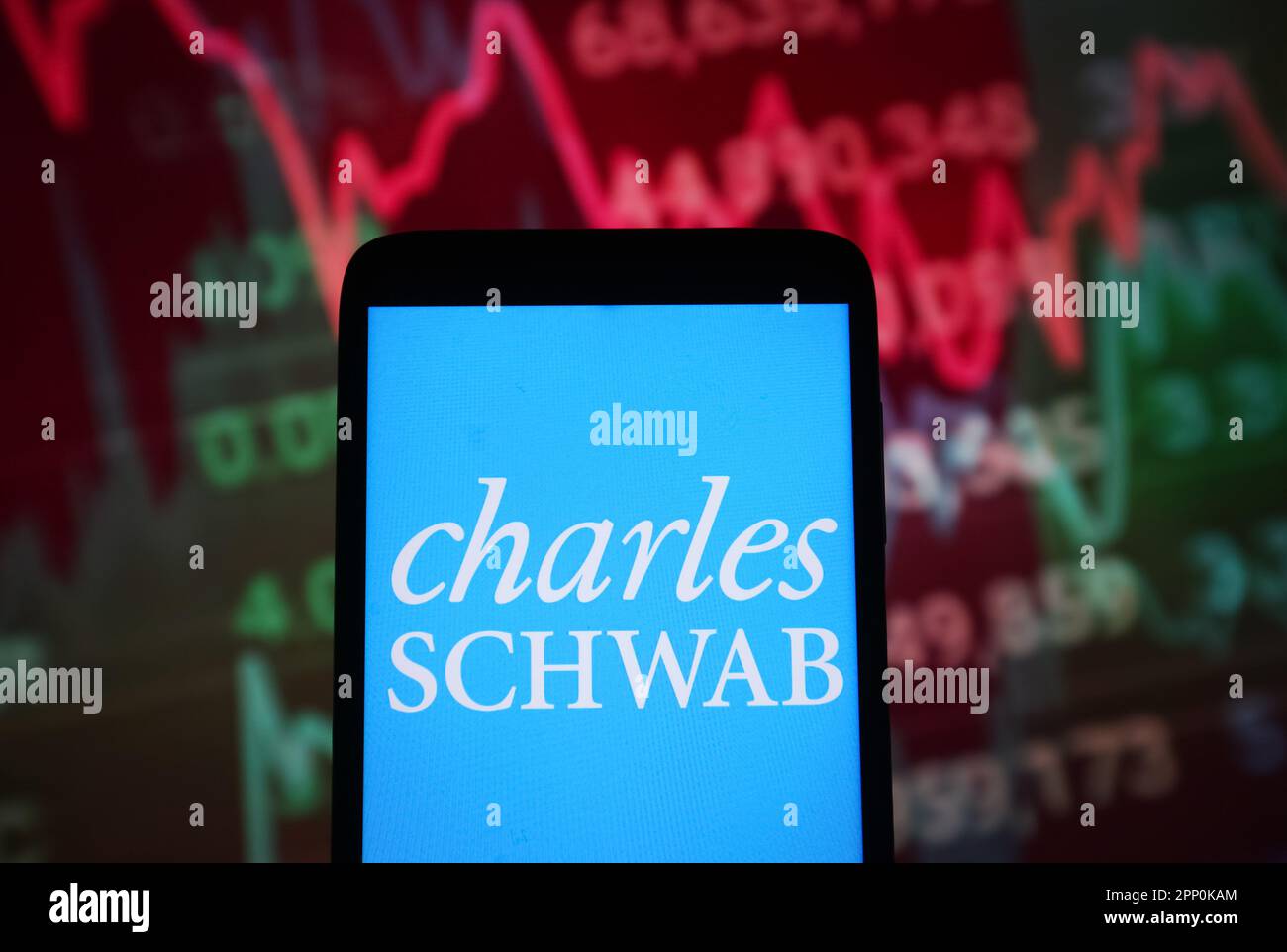 Dans cette illustration, le logo Charles Schwab Corporation est visible sur l'écran d'un smartphone. Banque D'Images