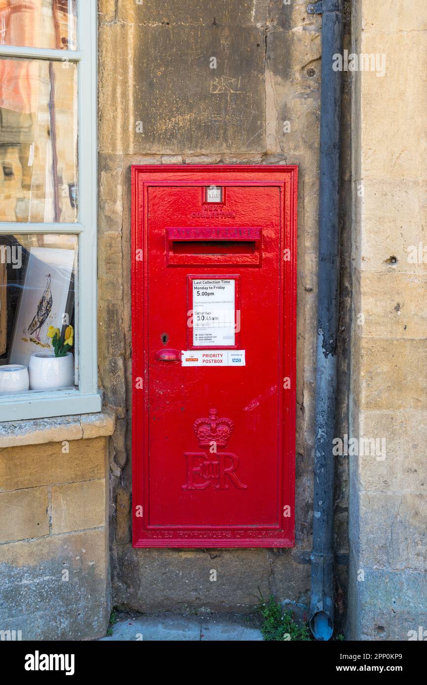 Boîte aux lettres murale rouge dans la jolie ville marchande Cotswold de Chipping Campden dans le Gloucestershire Banque D'Images