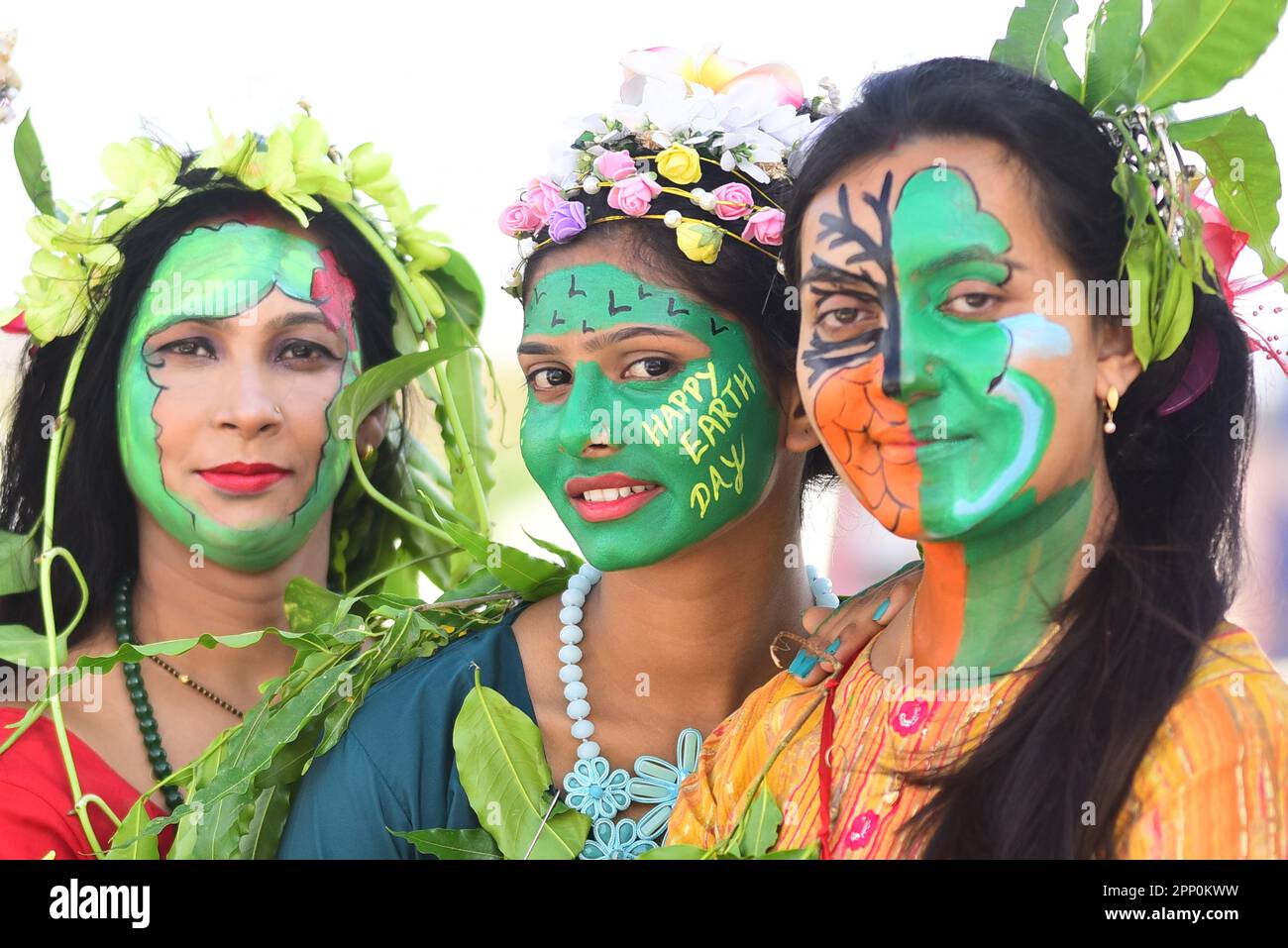 Inde, Madhya Pradesh, Jabalpur, 21 avril 2023, jeunes femmes avec les messages peints sur leur visage exhortant à sauver la terre à un programme, à la veille du jour de la Terre à Jabalpur. Photo par - Uma Shankar Mishra crédit: Live News Banque D'Images