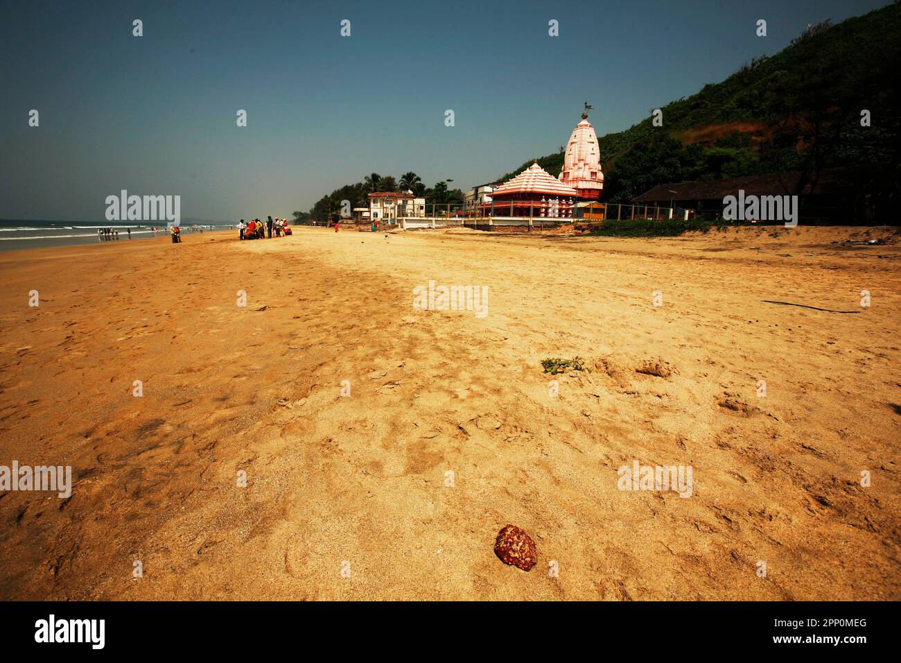 Une plage immaculée avec un temple en Inde. Banque D'Images