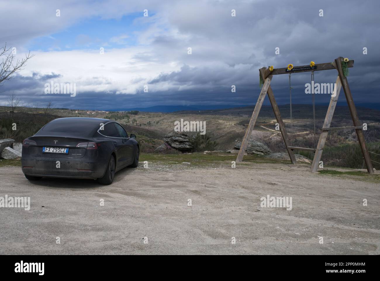 Ervededo, Portugal - 11 mars 2023: Miradouro dos Contrabandistas, un plan statique d'un solide noir Tesla modèle 3 double moteur longue portée. Vitres teintées Banque D'Images