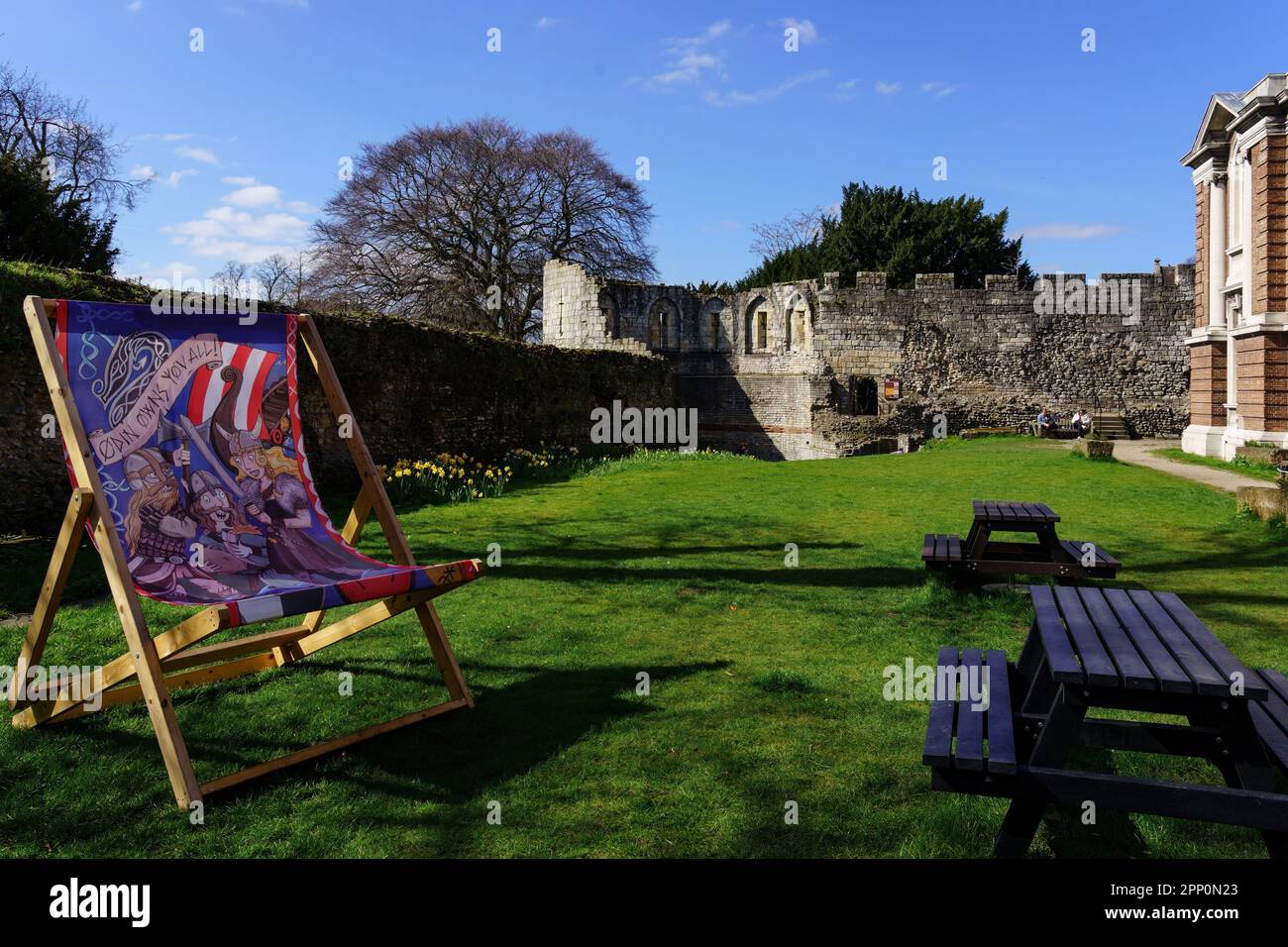 Chaise-terrasse géante en bois décorée de personnages viking à côté de  meubles de jardin en bois avec St. Les ruines de l'abbaye de Mary en  arrière-plan, York, Royaume-Uni Photo Stock - Alamy