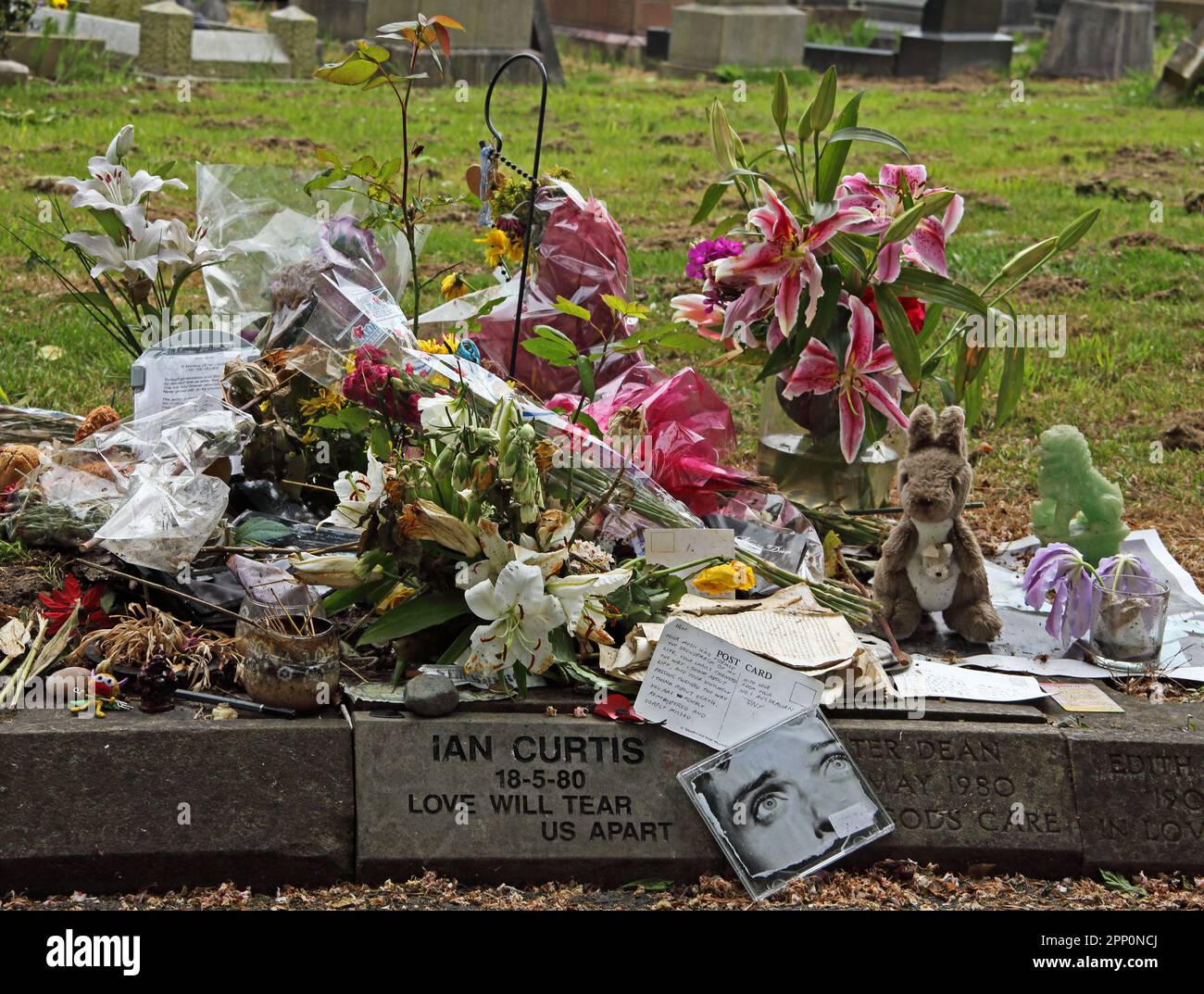 Ian Curtis 18-5-80 l'amour nous déchirera, pierre commémorative, crématorium de Macclesfield, Cheshire, Angleterre, ROYAUME-UNI Banque D'Images