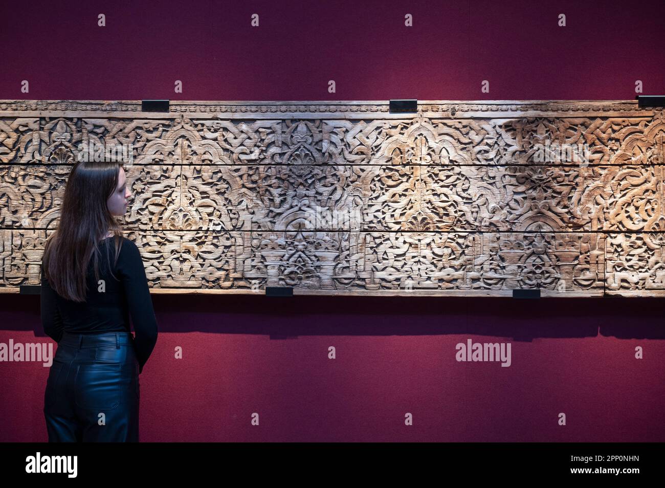 Christie's, Londres, Royaume-Uni. 21st avril 2023. La vente aux enchères de l'art des mondes islamique et indien, y compris les tapis et tapis orientaux, a lieu le 27 avril. Les points forts incluent : Frieze en bois sculpté andalou, 12th ou 13th siècle. Environ 200 000 à 300 000 £. Crédit : Malcolm Park/Alay Live News Banque D'Images