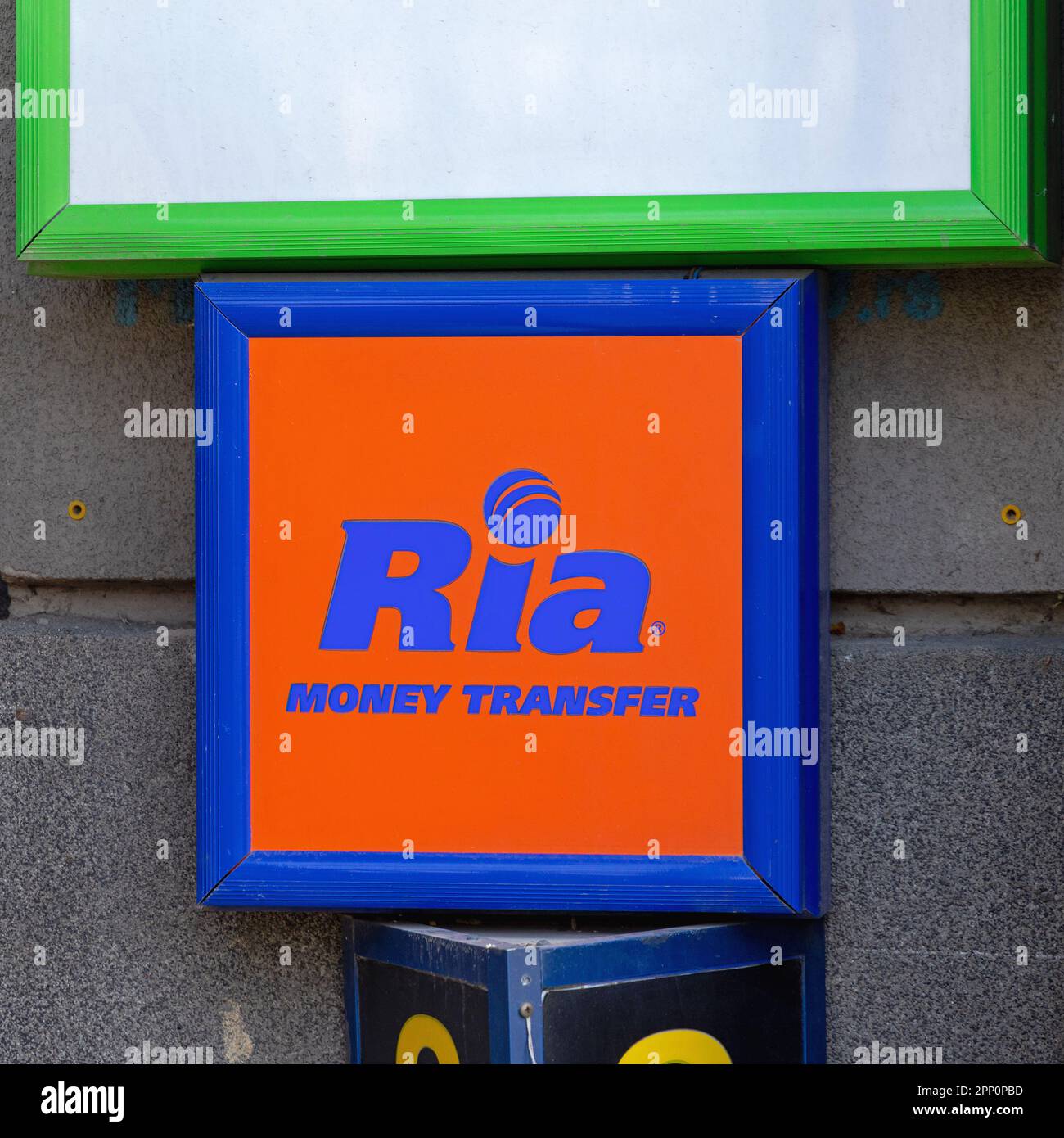 Belgrade, Serbie - 15 avril 2023: Orange Blue Sign Ria Financial Services Company par Euronet Bureau international de transfert d'argent. Banque D'Images