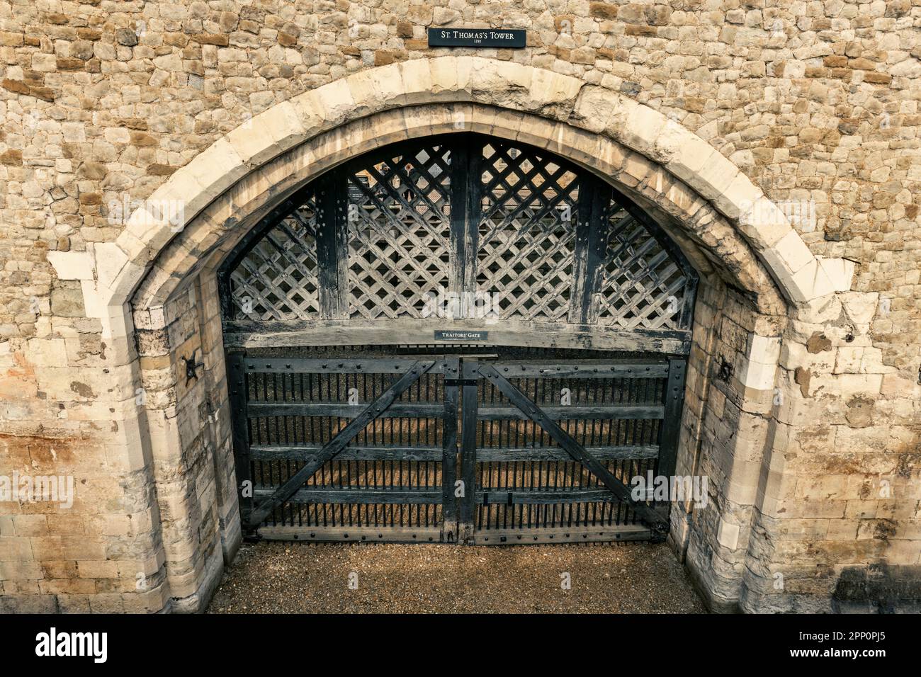 La porte des traîtres est une entrée par laquelle de nombreux prisonniers des Tudors sont arrivés à la Tour de Londres. La porte a été construite par Edward I, pour provid Banque D'Images