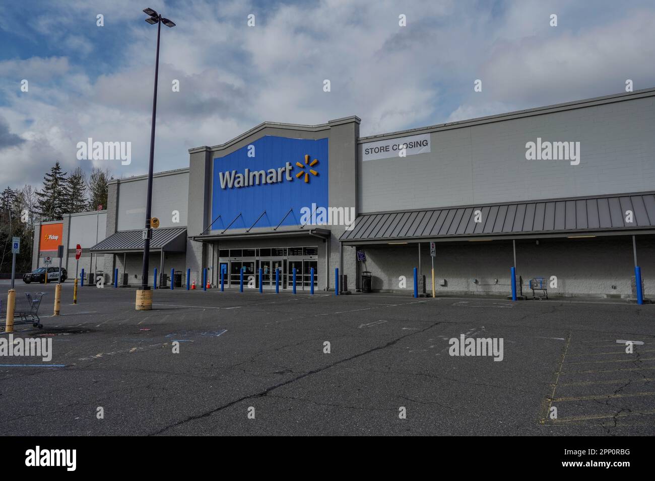 Everett, États-Unis. 19th avril 2023. La photo montre un panneau sur la porte d'un magasin Walmart qui ferme, remerciant les clients de leur patronage au fil des ans et s'excusant pour tout inconvénient causé par la fermeture. Crédit : SOPA Images Limited/Alamy Live News Banque D'Images