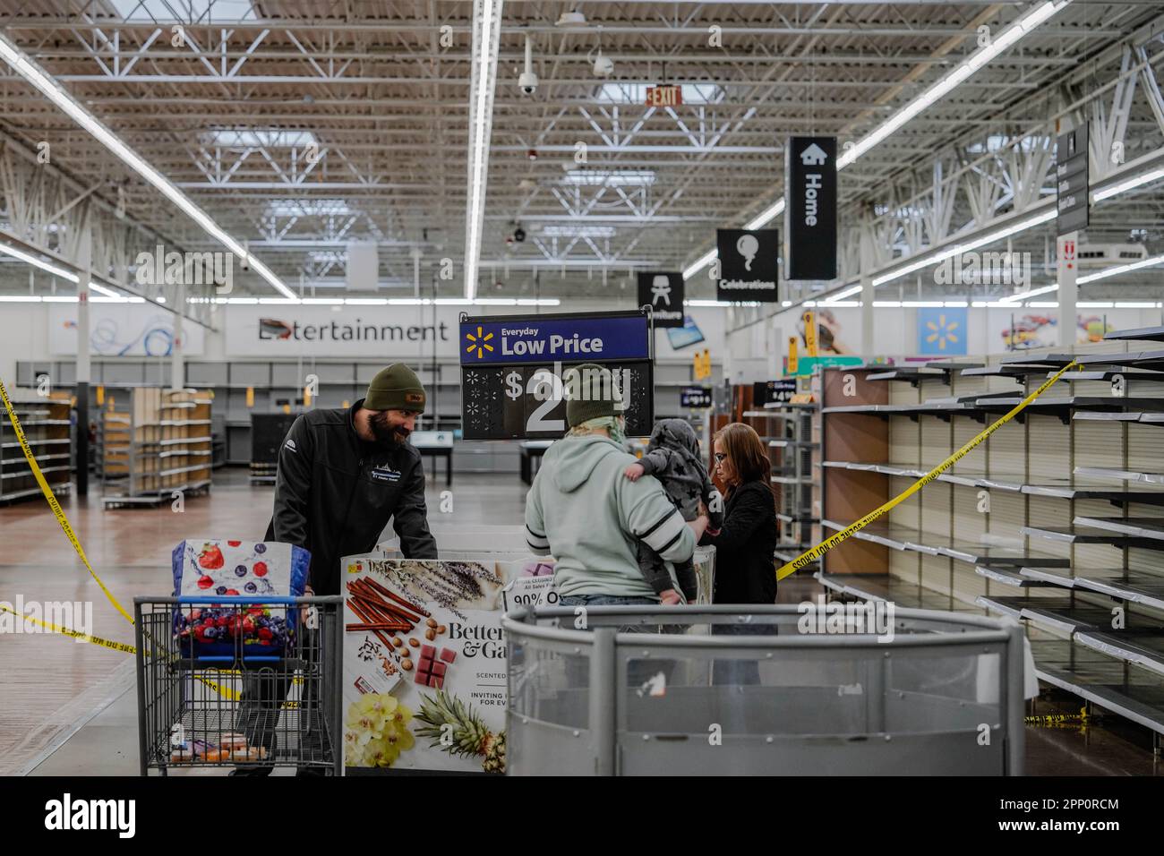 Everett, États-Unis. 19th avril 2023. La photo montre une vitrine vide où se trouvait autrefois un magasin Walmart, avec seulement quelques affiches et débris restants. Le bâtiment a l'air abandonné et a l'air d'être abandonné, un rappel brutal de la fermeture du magasin et de la perte d'emplois et de services qu'il représente. Crédit : SOPA Images Limited/Alamy Live News Banque D'Images