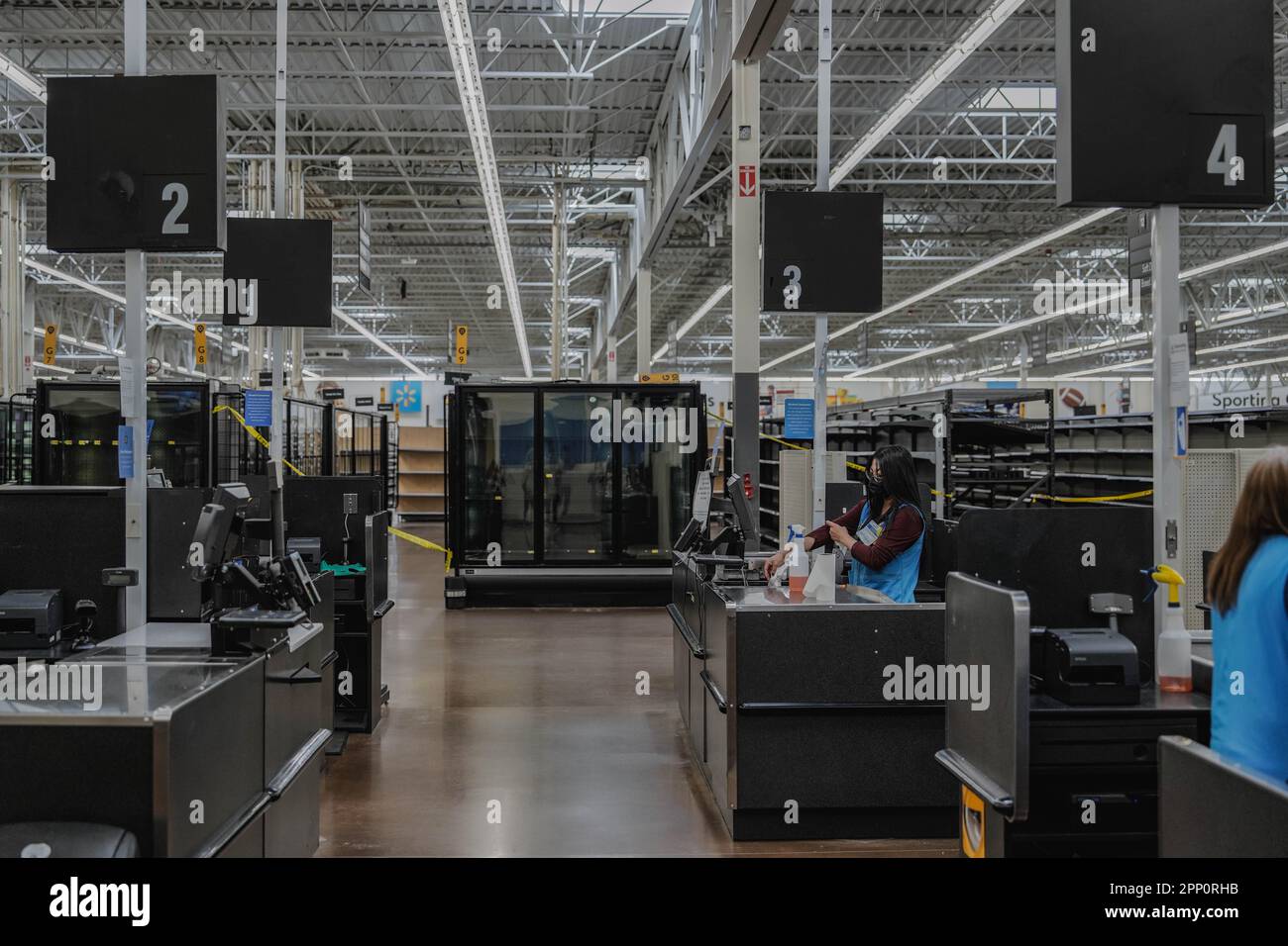 Everett, États-Unis. 19th avril 2023. La photo montre une vitrine vide où se trouvait autrefois un magasin Walmart, avec seulement quelques affiches et débris restants. Le bâtiment a l'air abandonné et a l'air d'être abandonné, un rappel brutal de la fermeture du magasin et de la perte d'emplois et de services qu'il représente. Crédit : SOPA Images Limited/Alamy Live News Banque D'Images