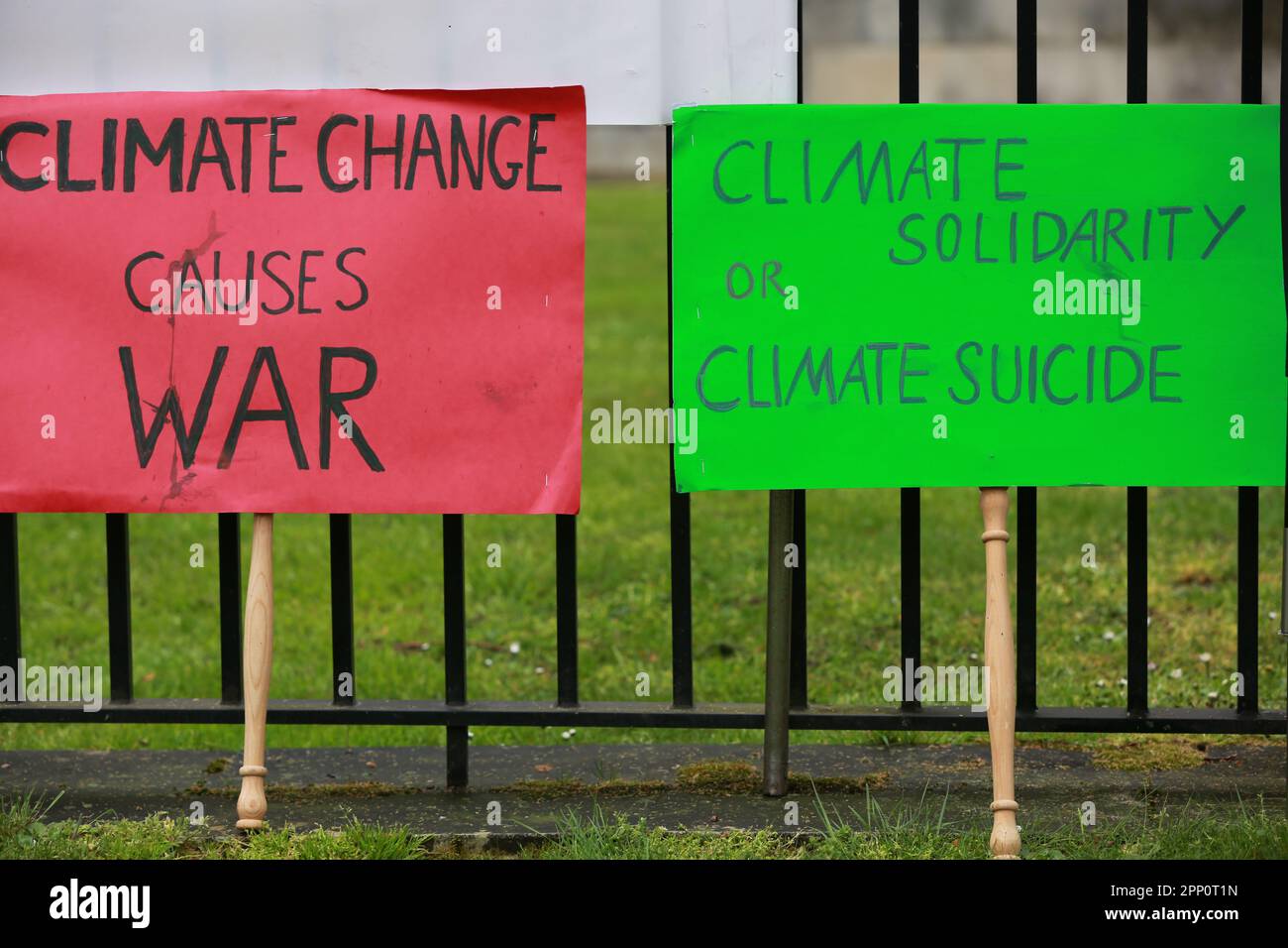 Londres, Royaume-Uni. 21 avril 2023. Extinction rébellion le climat proteste le Big One. La manifestation climatique Big One est une action de quatre jours du 21 au 24 avril 2023, avec des personnes de la rébellion des extinction (XR), de Greenpeace, des amis de la Terre, de PCS Union et d'autres groupes manifestant à Westminster. Plus de 30 000 000 personnes se sont inscrites pour assister à la manifestation de la rébellion contre l'extinction dans la capitale, qui a commencé aujourd'hui. Credit: Waldemar Sikora/Alay Live News. Banque D'Images