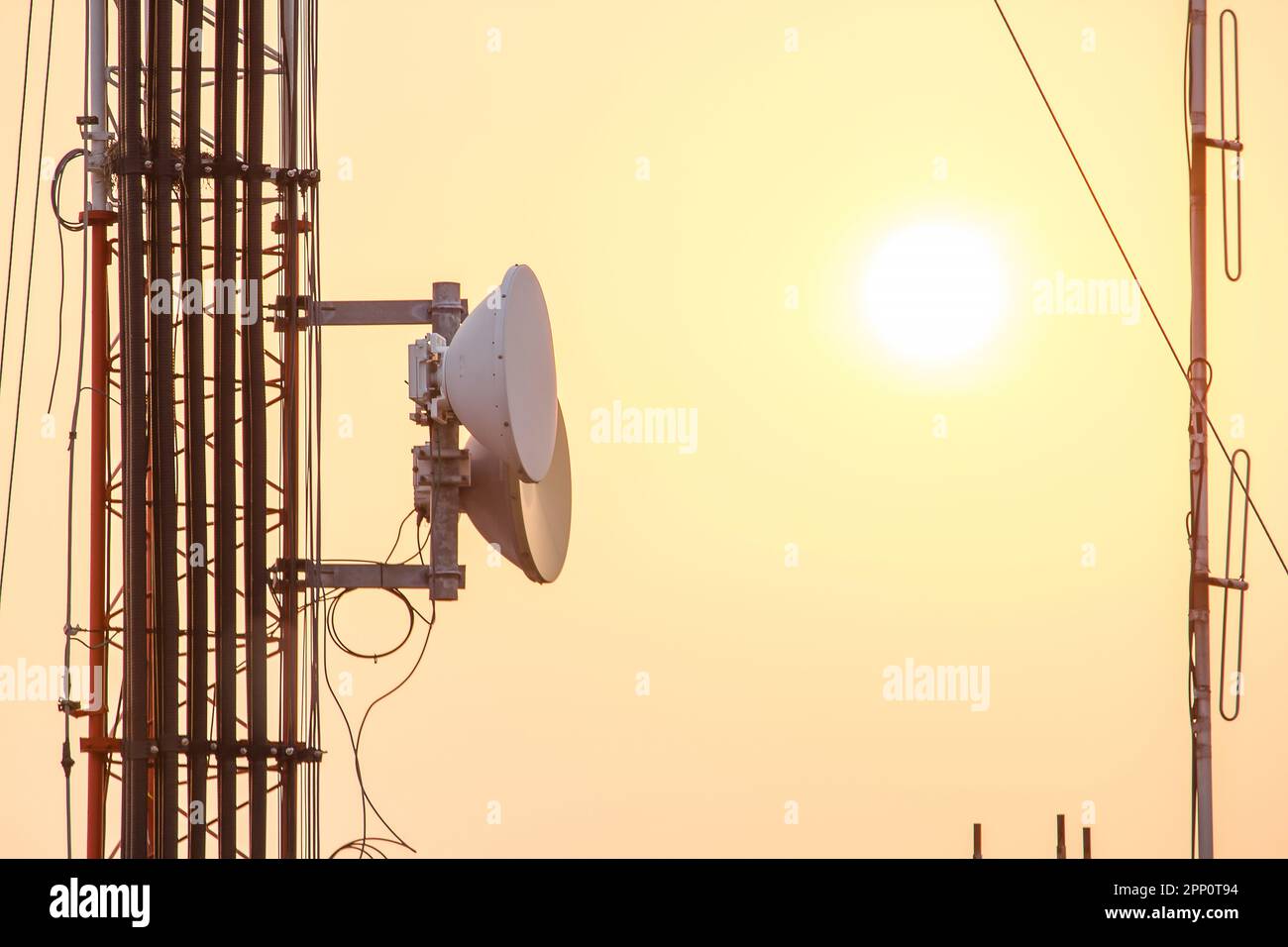 Antenne de panneau installée sur les poteaux en acier des immeubles en hauteur de la ville Banque D'Images