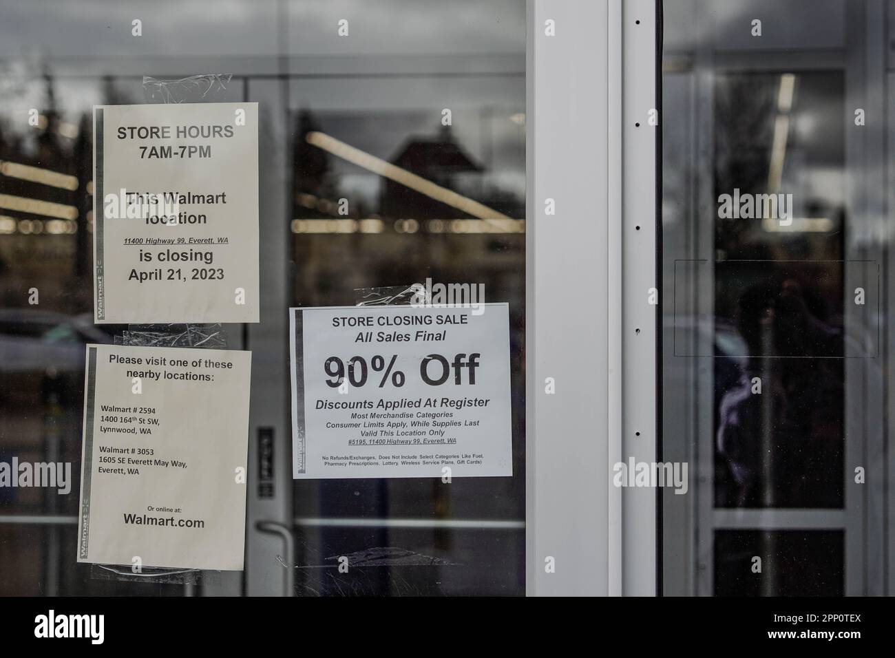 Everett, États-Unis. 19th avril 2023. La photo montre un panneau sur la porte d'un magasin Walmart qui ferme, remerciant les clients de leur patronage au fil des ans et s'excusant pour tout inconvénient causé par la fermeture. (Photo de Chin Hei Leung/SOPA Images/Sipa USA) crédit: SIPA US/Alay Live News Banque D'Images