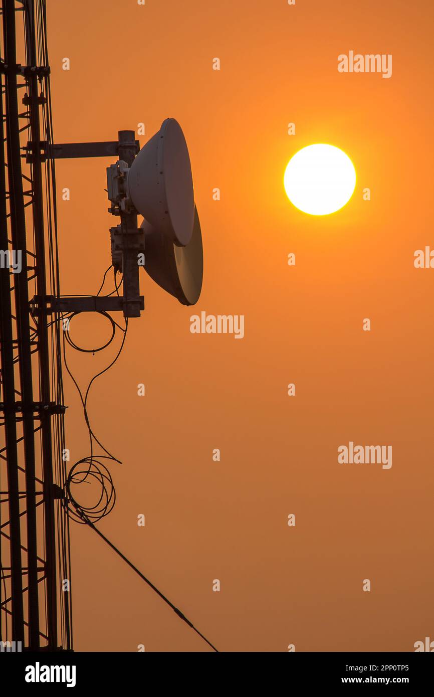 Antenne sur un bâtiment en hauteur avec coucher de soleil Banque D'Images