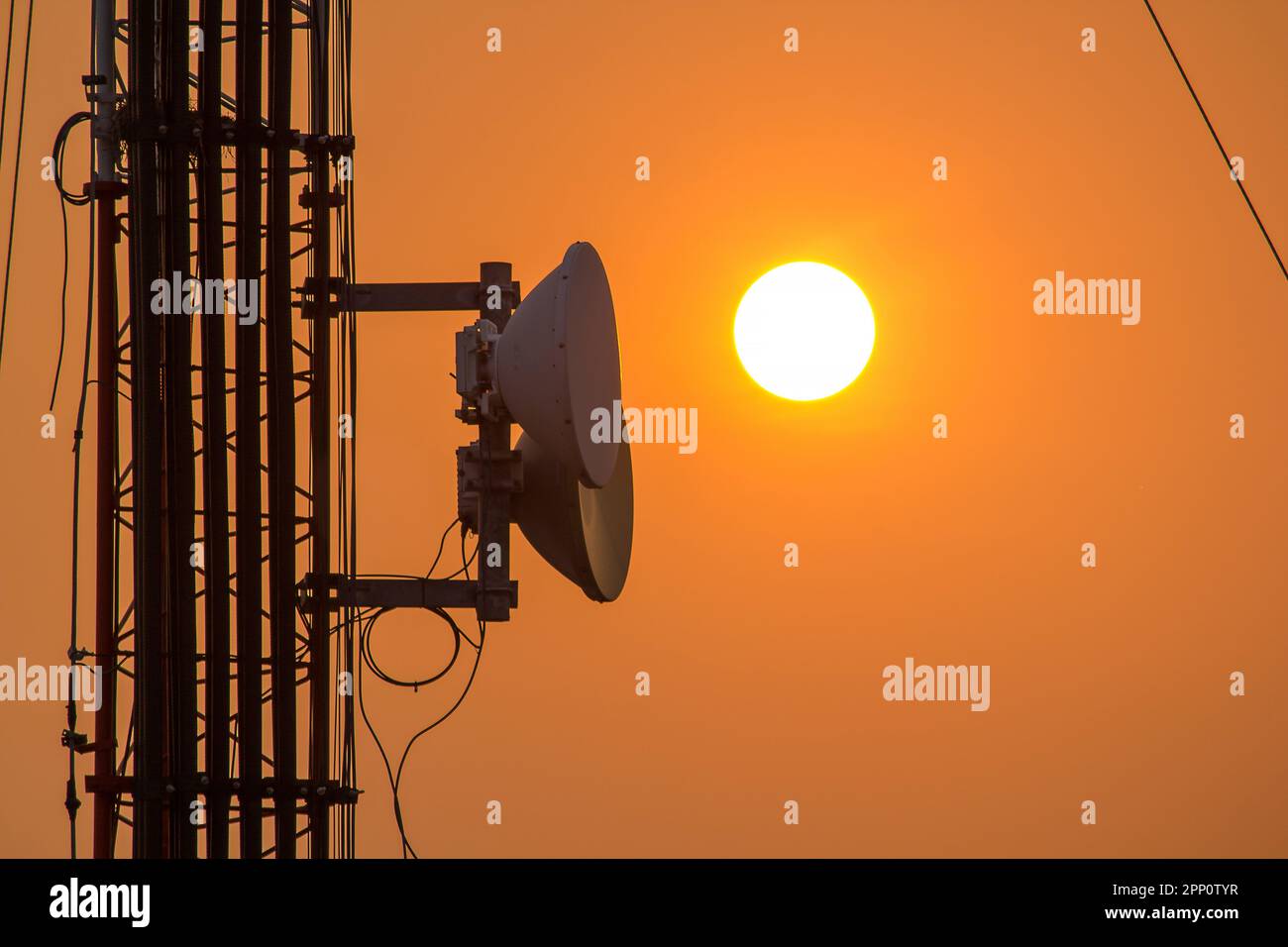 Antenne sur un bâtiment en hauteur avec coucher de soleil Banque D'Images