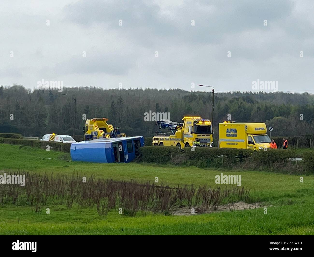 Un bus à impériale s'est transformé en champ, mais aucune des douzaines de passagers n'a été gravement blessée, a déclaré une compagnie de transport. Une enquête a été lancée sur l'accident survenu près de Craghead, dans le comté de Durham, vers midi. Date de la photo: Vendredi 21 avril 2023. Banque D'Images