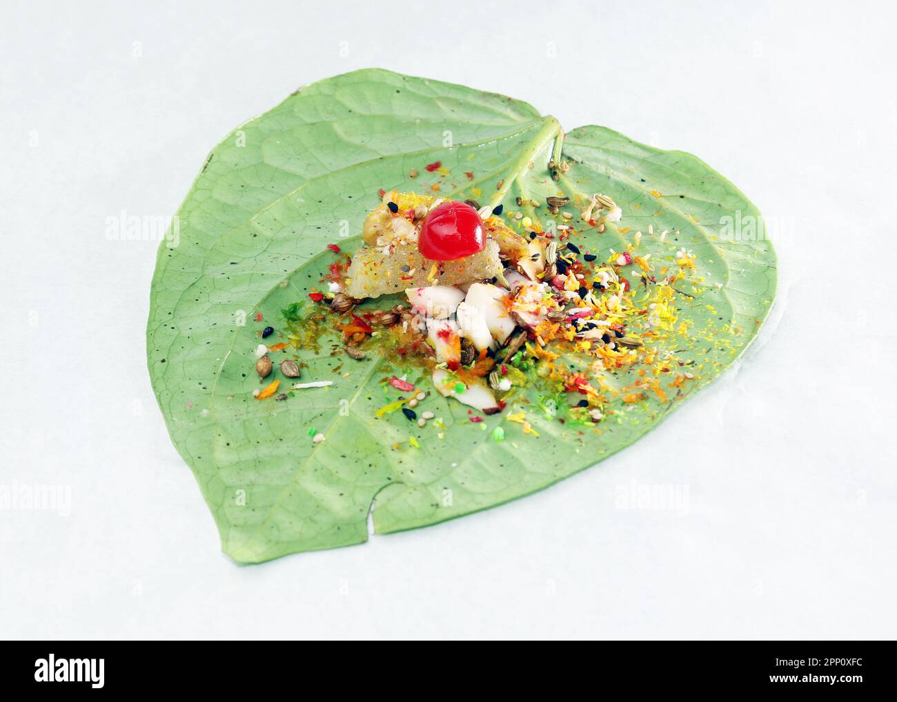 Feuille de bétel vert comestible et douce isolée sur fond blanc. La feuille de bétel fraîche est populaire dans le festival culturel de l'Asie du Sud-est. Les épices sont Coconu Banque D'Images