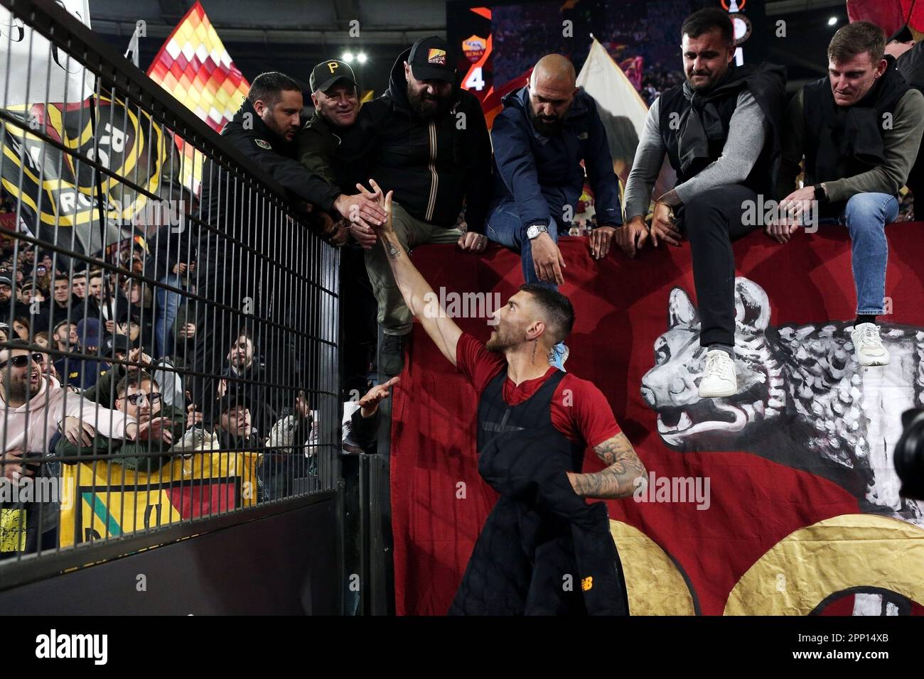 Lorenzo Pellegrini de Roma salue ses partisans à la fin de la Ligue européenne d'UEFA, quart de finale, match de football à 2nd jambes entre AS Roma et Feyenoord sur 20 avril 2023 au Stadio Olimpico à Rome, Italie - photo Federico Proietti / DPPI Banque D'Images