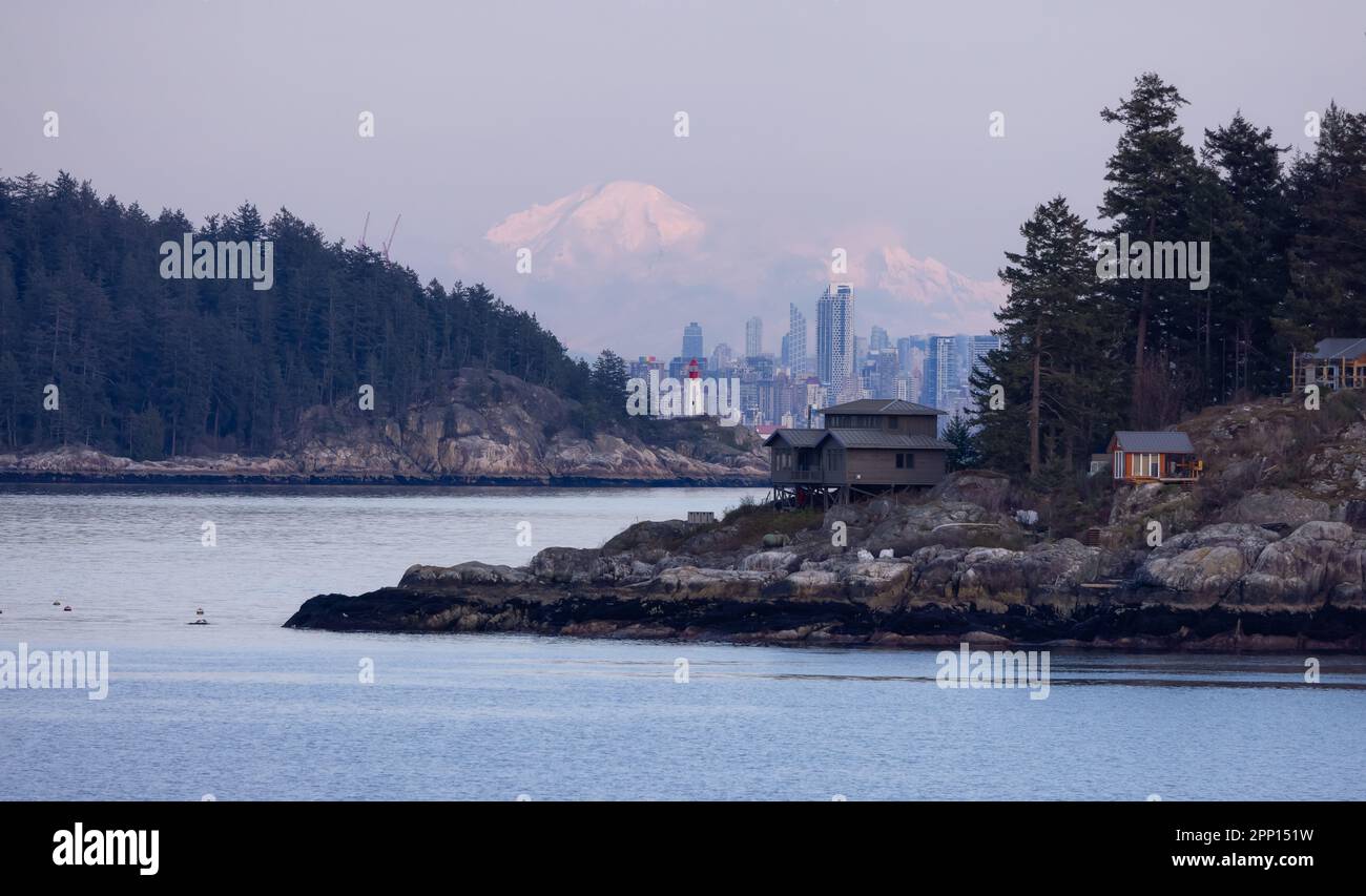 Chalets sur passage Island avec les bâtiments du centre-ville et Lighthouse Park Banque D'Images