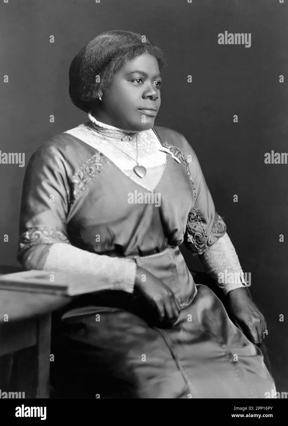 Mary McLeod Bethune. Portrait de l'écrivain américaine, de l'éducatrice et de la chef des droits civils, Mary Jane McLeod Bethune (Mary Jane McLeod, 1875-1955) par William Ludlow Coursen, c. 1910/11 Banque D'Images