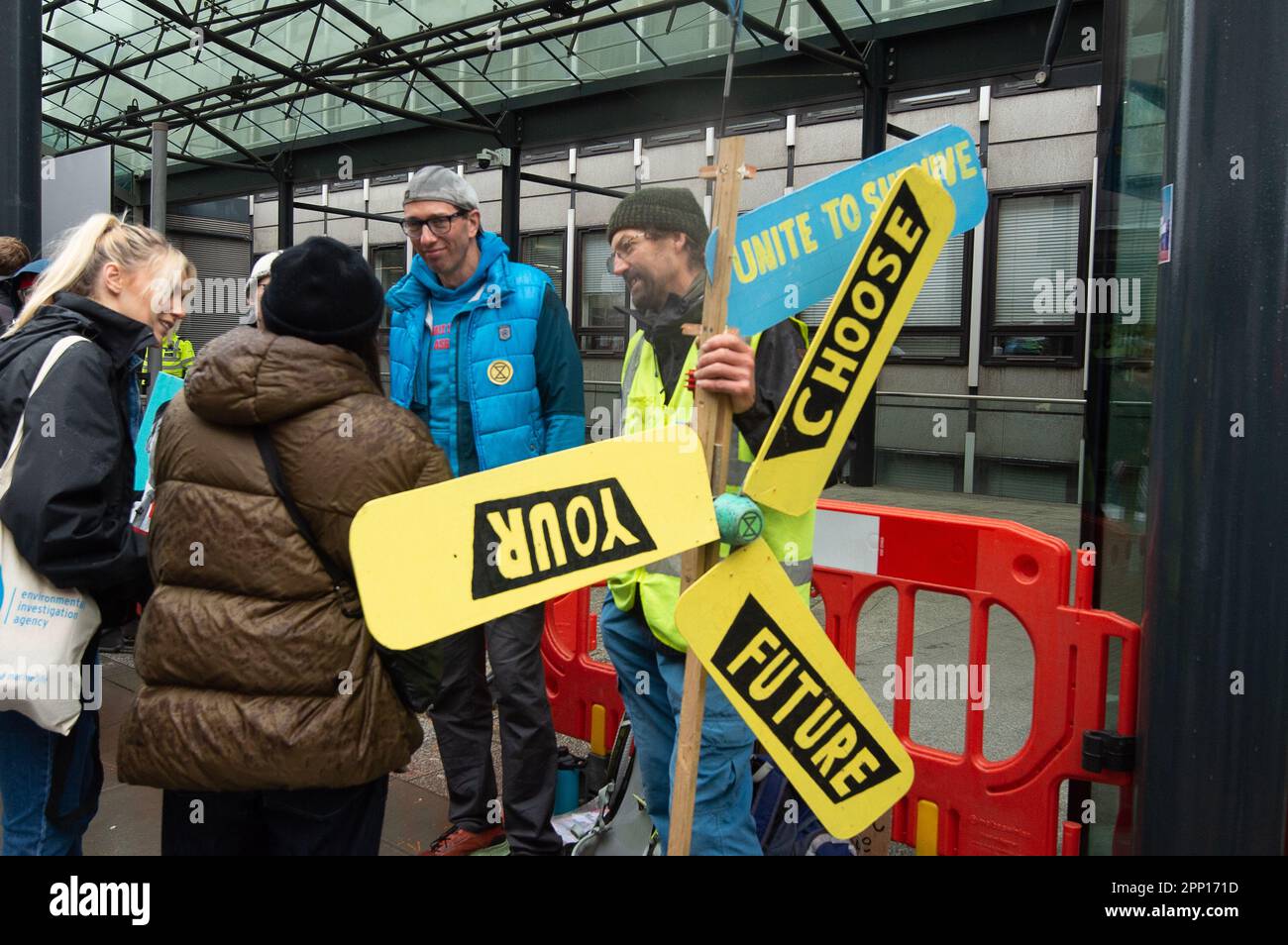 Westminster, Londres, Royaume-Uni. 21st avril 2023. LES rebelles XR protestent aujourd'hui devant le Ministère de l'énergie, de la sécurité et de Net Zero au sujet des combustibles fossiles et de l'arrêt des champs de pétrole et de gaz de Rosebank et d'Equinor. La manifestation faisait partie de l'extinction rébellion Unite for survive à la manifestation qui a commencé aujourd'hui et qui se tiendra pendant trois jours supplémentaires. Crédit : Maureen McLean/Alay Live News Banque D'Images