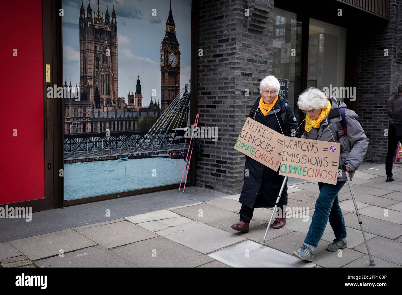 Des militants âgés du changement climatique protestent à Westminster le premier jour de l'extinction « le Big One » de la rébellion, le 21st avril 2023, à Londres, en Angleterre. Banque D'Images