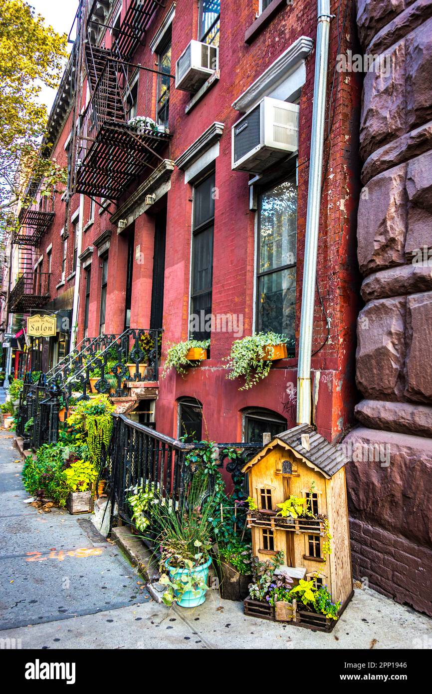 Semoir unique utilisant une maison de poupée sur West 10th Street, Greenwich Village, New York City, NY, Etats-Unis Banque D'Images