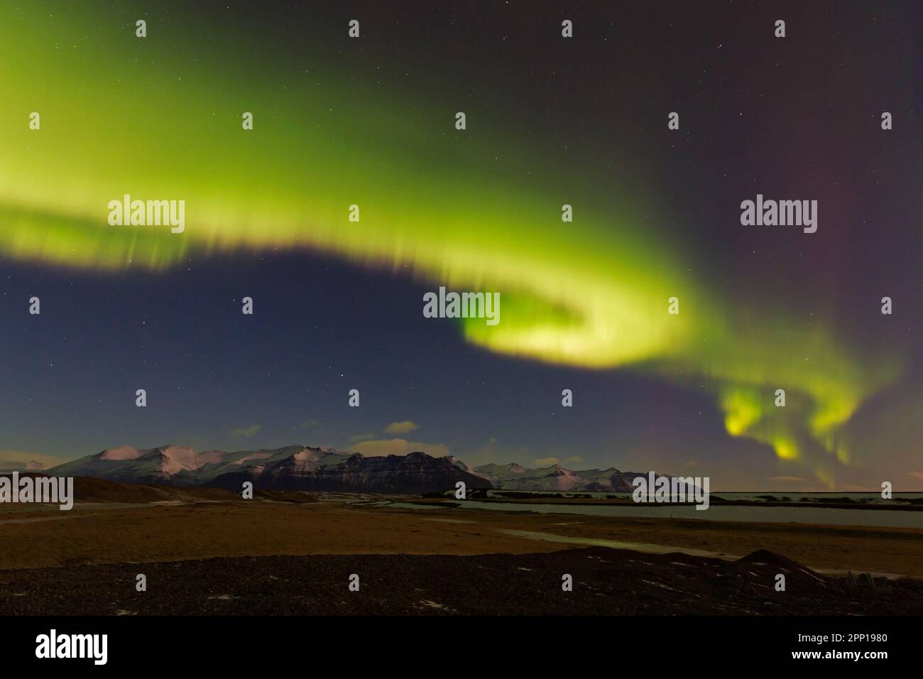 Aurores boréales / aurores boréales / lumières polaires, phénomène météorologique montrant la lumière naturelle sur Hornafjörður en hiver, Austurland, Islande Banque D'Images