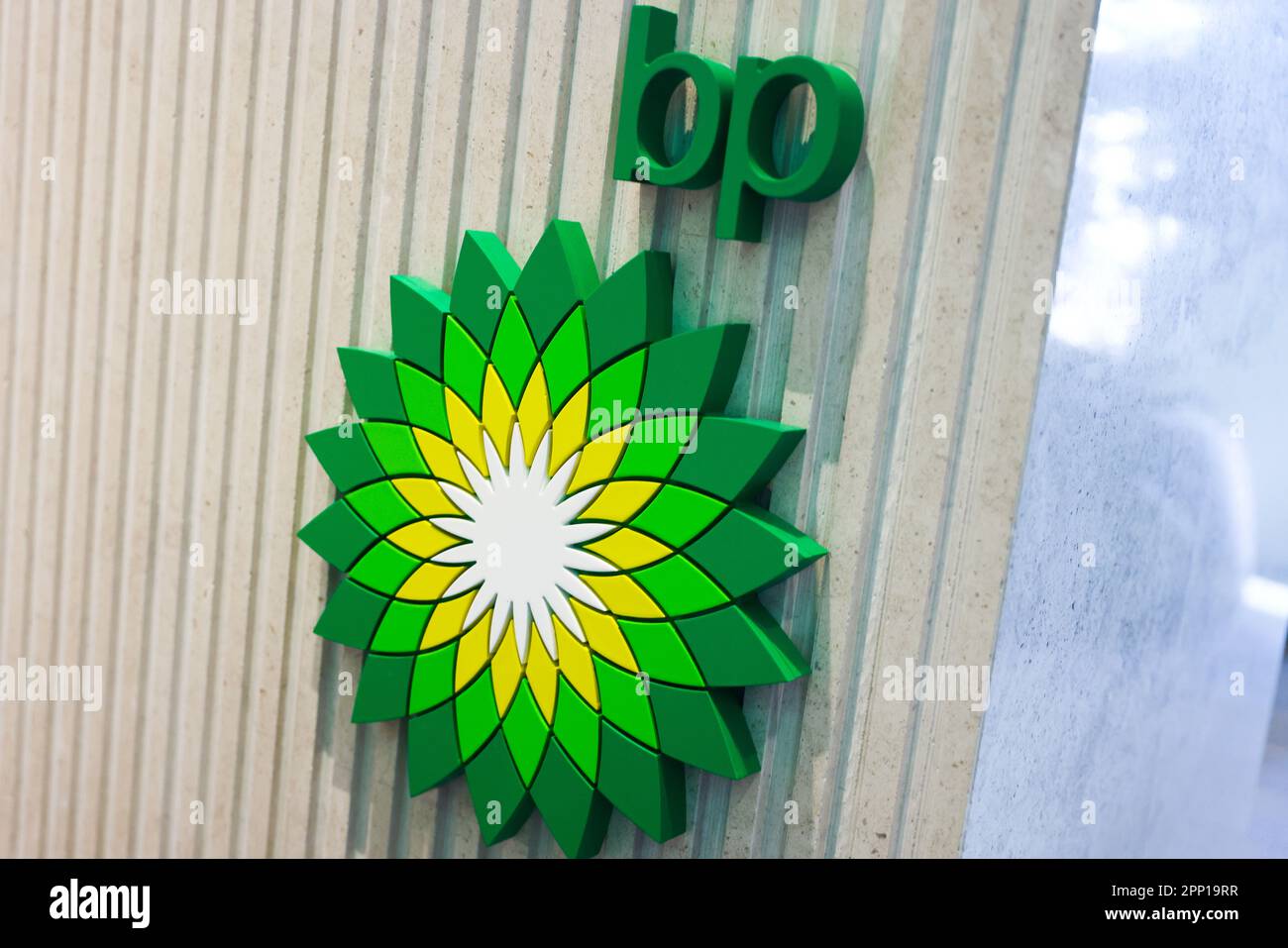 Cracovie, Pologne. 21st avril 2023. Le logo BP est visible lors de l'événement organisé par la société BP Pologne à Cracovie, en Pologne, sur 21 avril 2023. (Credit image: © Beata Zawrzel/ZUMA Press Wire) USAGE ÉDITORIAL SEULEMENT! Non destiné À un usage commercial ! Banque D'Images