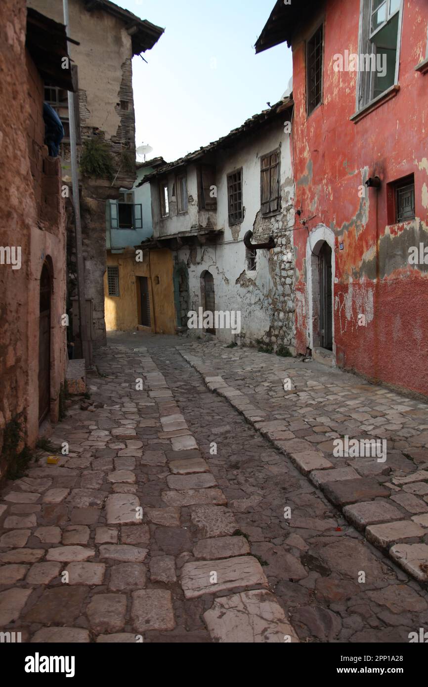 Rues étroites de la vieille partie d'Antakya dans la province de Hatay, dans le sud-est de la Turquie. Avant le tremblement de terre de 2023 Banque D'Images