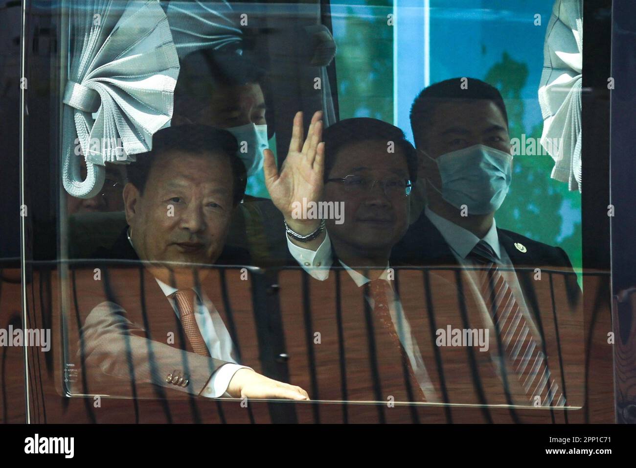 Xia Baolong, la directrice du Bureau des affaires de Hong Kong et Macao du Conseil d'État, arrive au bâtiment Legco pour rencontrer les législateurs lors d'un déjeuner-banquet à Tamar. 16APR23. SCMP / TSE de mai Banque D'Images