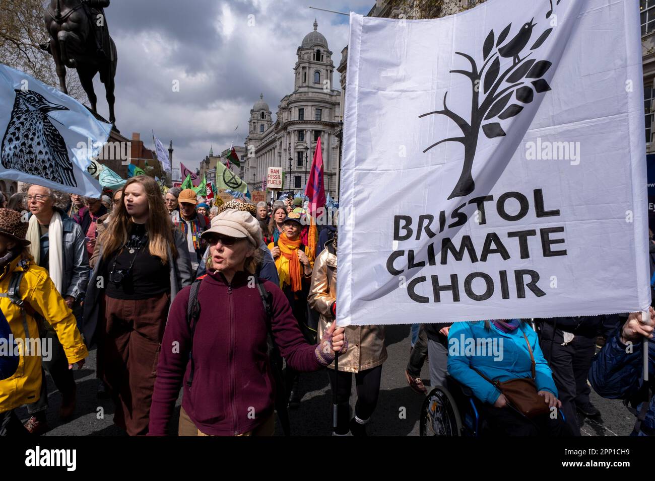 Des milliers de manifestants issus de divers groupes environnementaux, dont le Bristol Climate Choir, qui fait partie du mouvement Climate Choir, se joignent à la rébellion des extinction pour leur unité pour survivre le jour, dans le cadre de la manifestation non perturbatrice « The Big One » à Westminster le 21st avril 2023 à Londres, au Royaume-Uni. Extinction la rébellion est un groupe de changement climatique créé en 2018 et a gagné une énorme suite de personnes engagées dans des manifestations pacifiques. Ces manifestations soulignent que le gouvernement ne fait pas assez pour éviter un changement climatique catastrophique et pour exiger que le gouvernement prenne des mesures radicales Banque D'Images