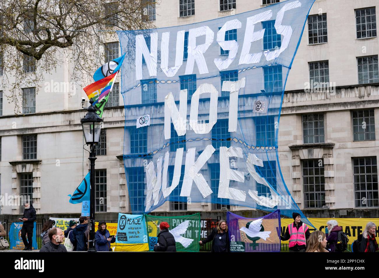 Des milliers de manifestants de divers groupes environnementaux se joignent à la rébellion contre l'extinction pour leur unité pour survivre, dans le cadre de la manifestation non perturbatrice « The Big One » à Westminster le 21st avril 2023 à Londres, au Royaume-Uni. Extinction la rébellion est un groupe de changement climatique créé en 2018 et a gagné une énorme suite de personnes engagées dans des manifestations pacifiques. Ces manifestations soulignent que le gouvernement ne fait pas assez pour éviter un changement climatique catastrophique et pour exiger que le gouvernement prenne des mesures radicales pour sauver la planète. Banque D'Images