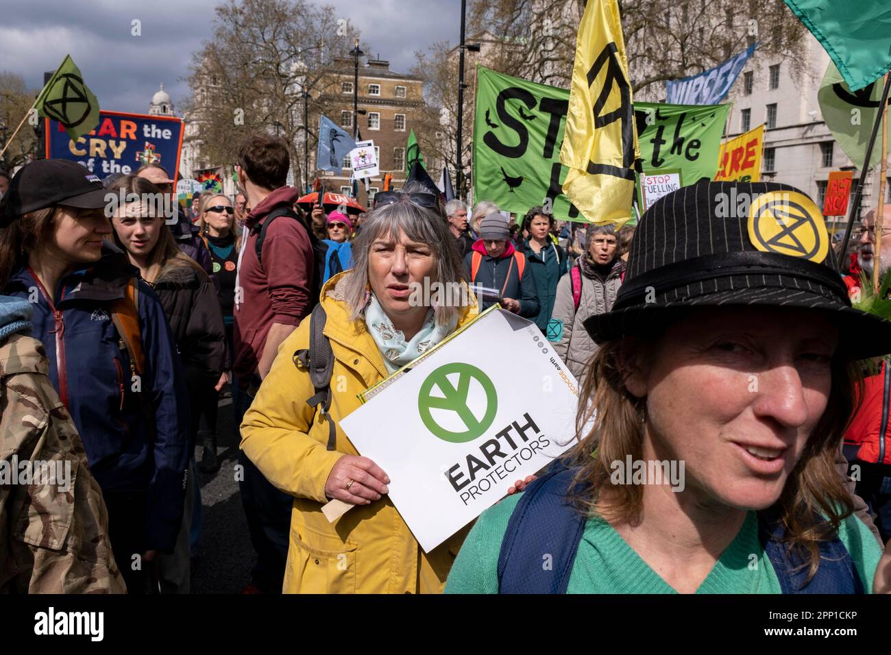 Des milliers de manifestants issus de divers groupes environnementaux, dont le Bristol Climate Choir, qui fait partie du mouvement Climate Choir, se joignent à la rébellion des extinction pour leur unité pour survivre le jour, dans le cadre de la manifestation non perturbatrice « The Big One » à Westminster le 21st avril 2023 à Londres, au Royaume-Uni. Extinction la rébellion est un groupe de changement climatique créé en 2018 et a gagné une énorme suite de personnes engagées dans des manifestations pacifiques. Ces manifestations soulignent que le gouvernement ne fait pas assez pour éviter un changement climatique catastrophique et pour exiger que le gouvernement prenne des mesures radicales Banque D'Images