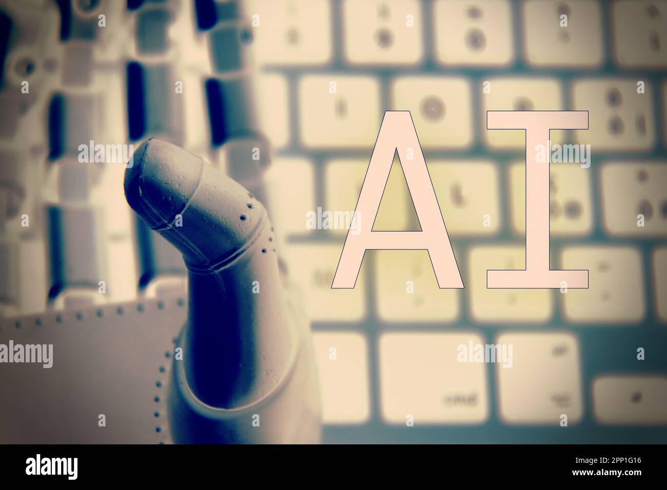 Main de robot avec l'ordinateur comme arrière-plan , concept de l'intelligence artificielle. Banque D'Images