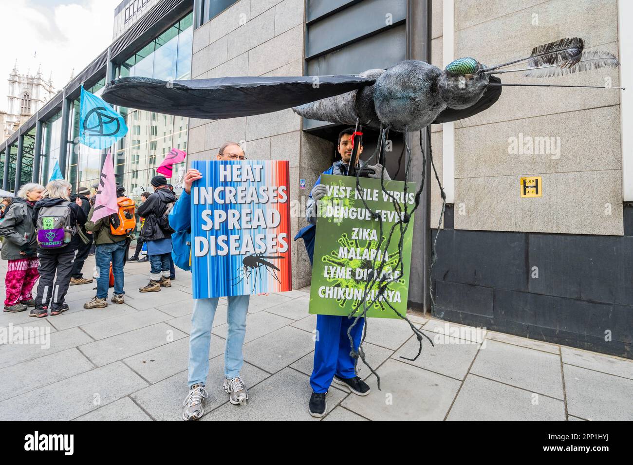 Londres, Royaume-Uni. 21st avril 2023. Un medic souligne la crainte que la hausse des températures n'augmente la propagation de nombreuses maladies mortelles sur les lignes de Picket à l'extérieur des principaux bâtiments gouvernementaux, y compris le Ministère des affaires et du commerce, l'ancien BEIS - extinction rébellion le lance Big One, Unite to survive, action autour de la place du Parlement et Westminster. Crédit : Guy Bell/Alay Live News Banque D'Images