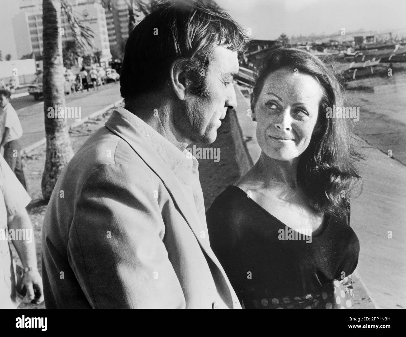 George Montgomery, Victoria Shaw, sur le tournage du film, 'Ride the Tiger', Interfilm Nassau, 1970 Banque D'Images
