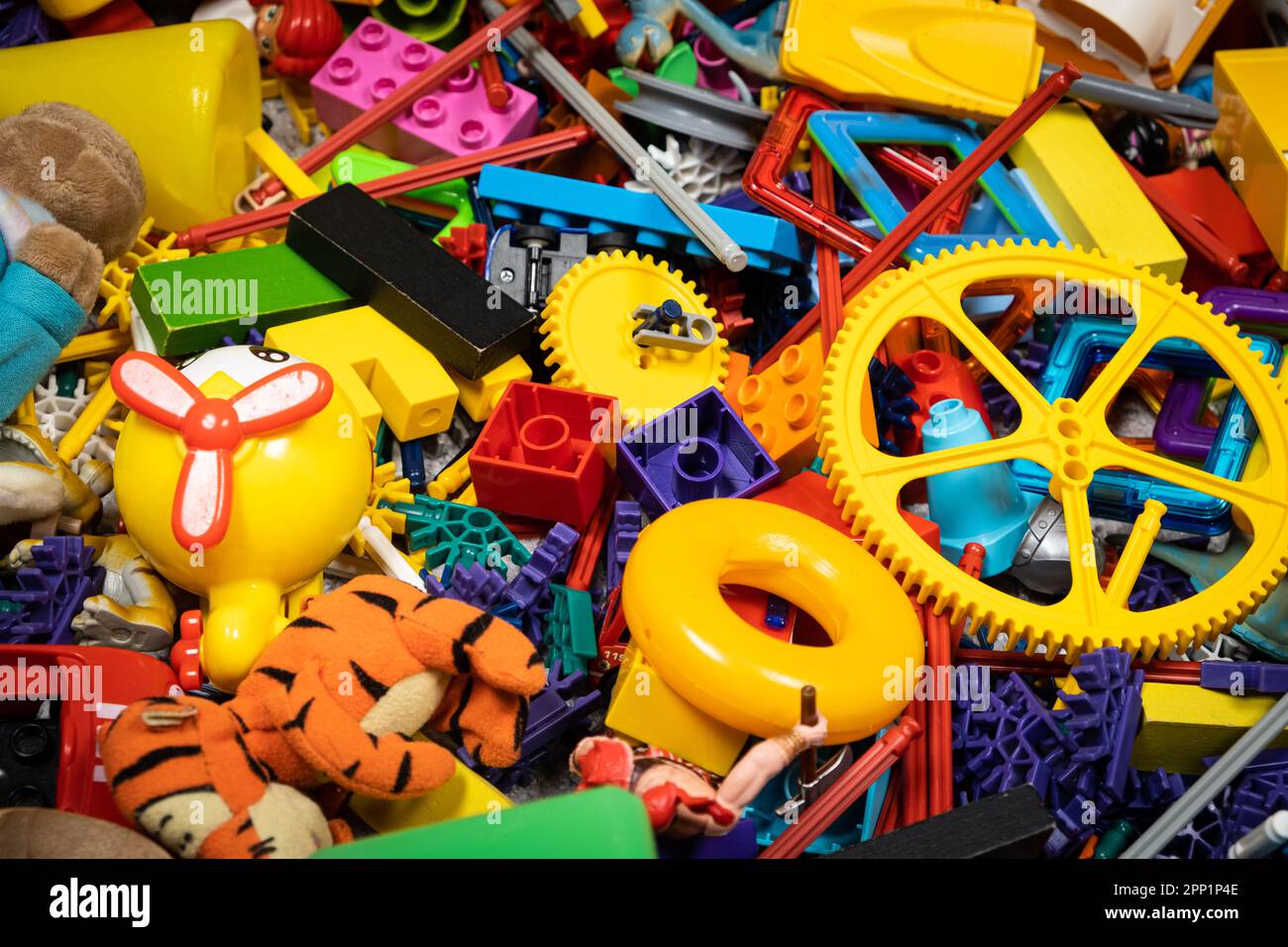Une abondance de jouets dans la chambre des enfants, beaucoup de pièces en  plastique multicolores de designers, pièces de rechange pour jouets,  figurines et cubes Photo Stock - Alamy