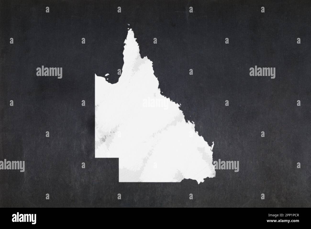 Tableau noir avec une carte de l'État du Queensland (Australie) dessinée au milieu. Banque D'Images