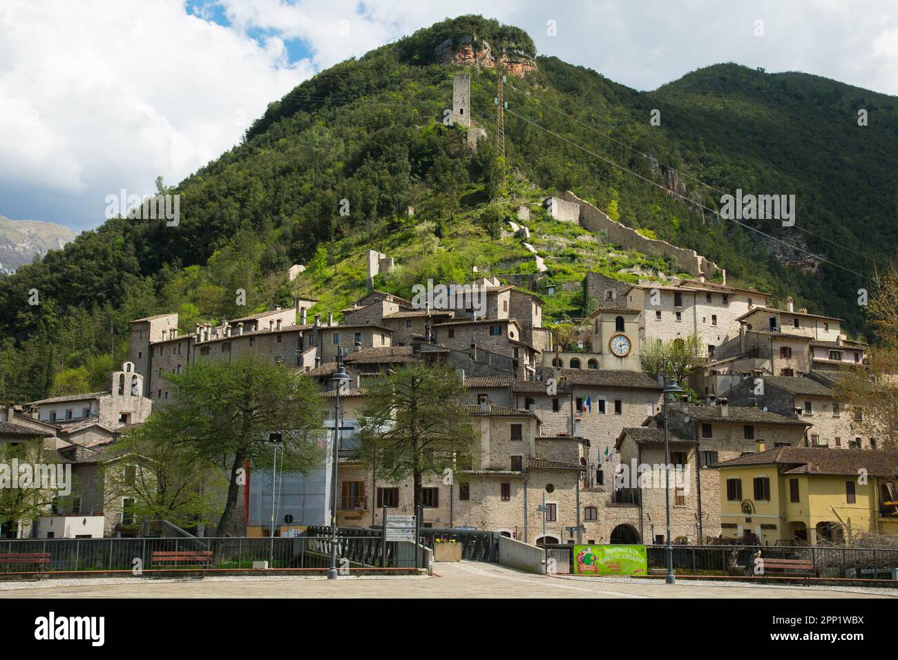 SCHEGGINO, ITALIE - 20 AVRIL 2023 : belle vue sur le village médiéval de Scheggino en Ombrie Banque D'Images