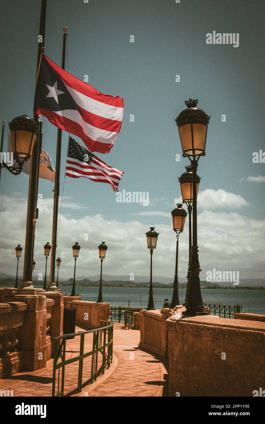 Drapeau de Porto Rico outre le drapeau des États-Unis à San Juan, PR Banque D'Images