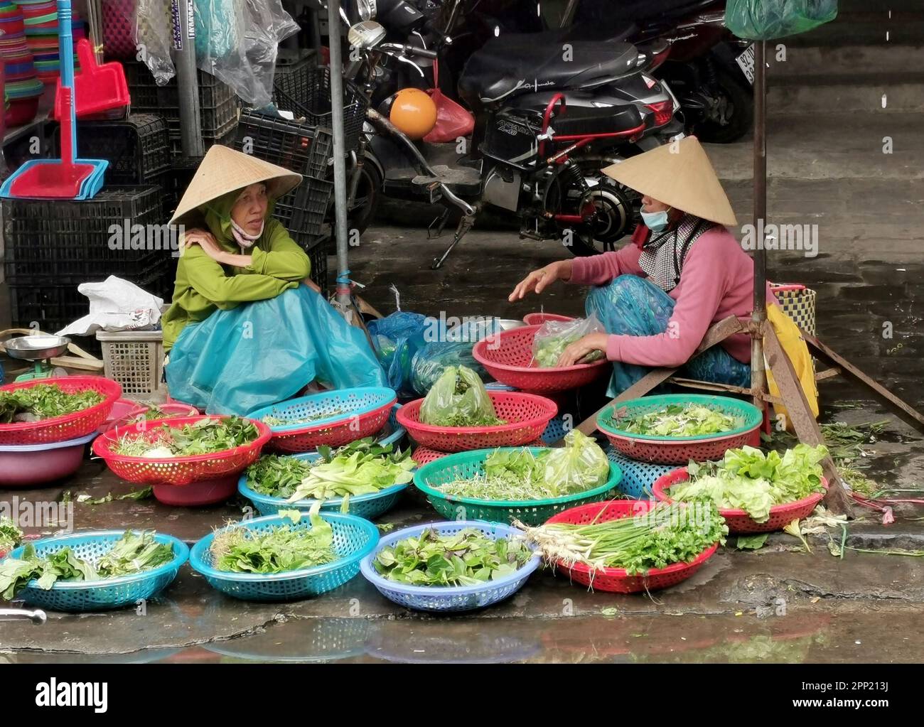 Hoi an, Vietnam. 02nd mars 2023. Deux femmes s'assoient sur le côté de la route près du marché de Hoi an vendant des herbes fraîches et des salades. Crédit : Alexandra Schuler/dpa/Alay Live News Banque D'Images