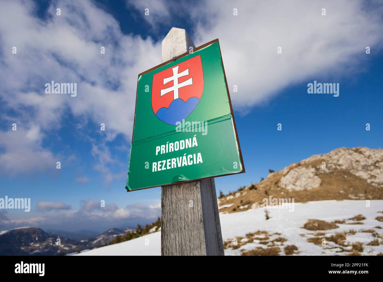 Prirodna rezervacia (traduction du slovaque: Réserve naturelle), Slovaquie - la zone et le territoire naturels protégés et préservés sont marqués par signbo Banque D'Images