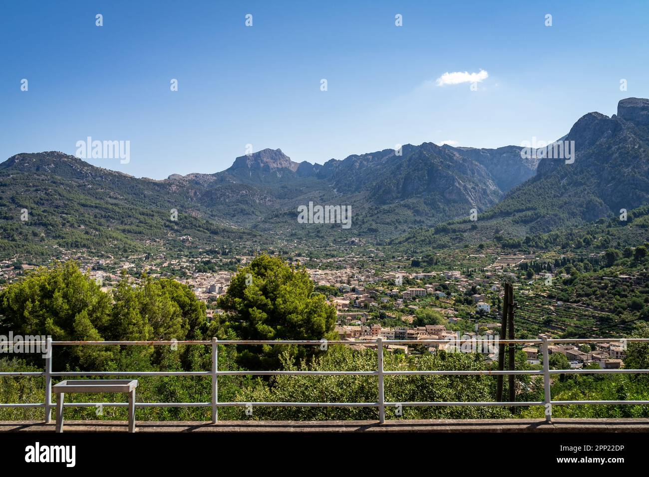 Paysage urbain de Soller avec les montagnes de Tramuntana en arrière-plan Banque D'Images